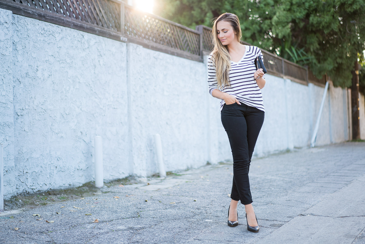 Striped v-neck sweatshirt and black skinny jeans