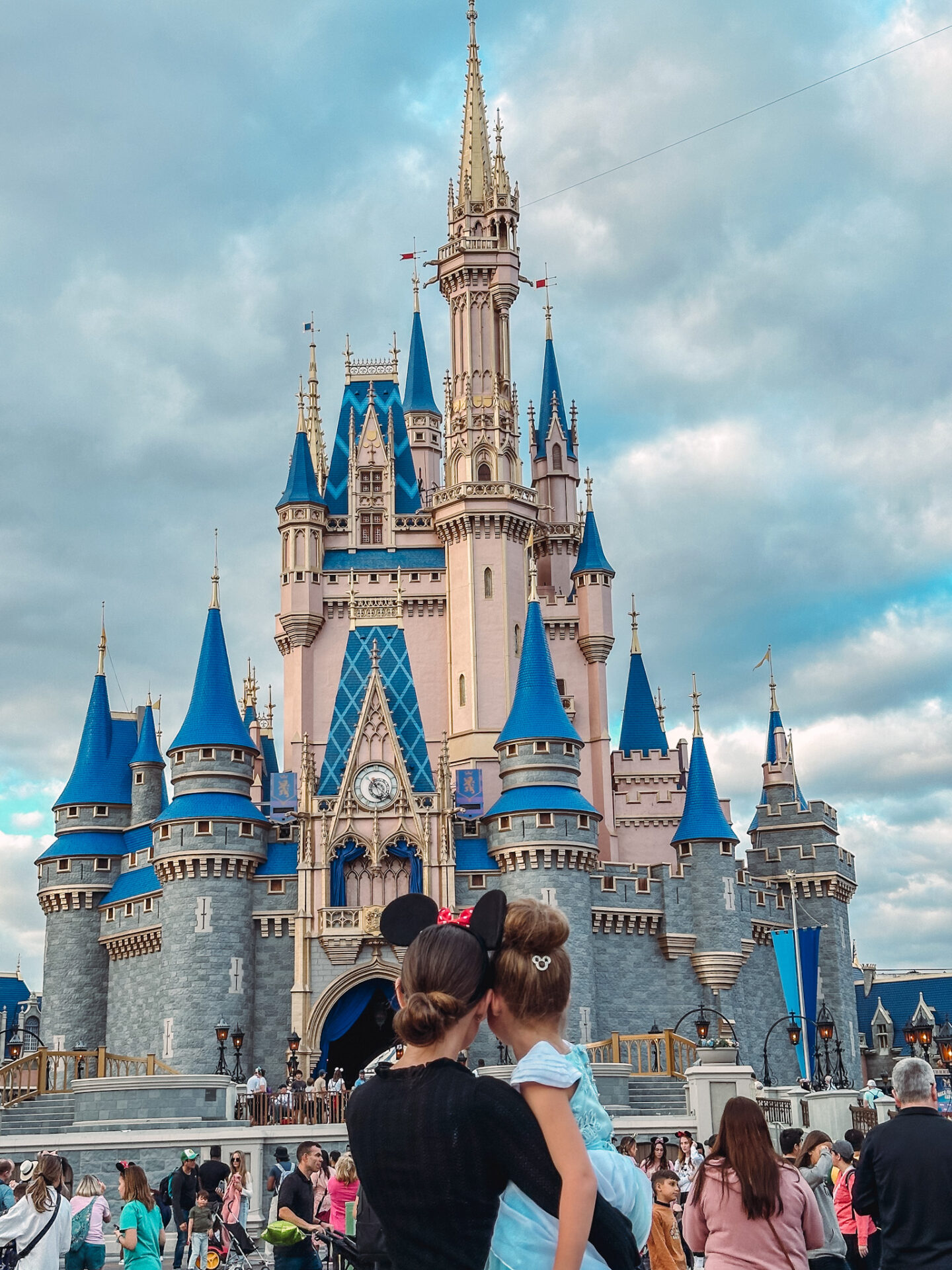 Cute Disney World outfits by travel and fashion blogger Angela Lanter